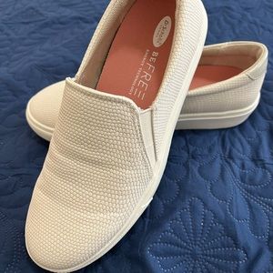 Dr. Scholl’s Be Free Energy Technology slip on sneakers size 7M in white.